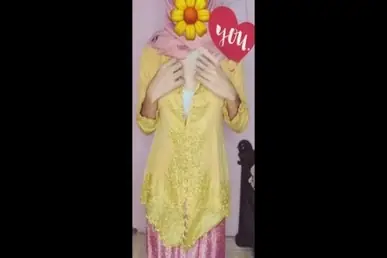 Gadis Kebaya Pink Pamer Bodi Saat Siaran Berani